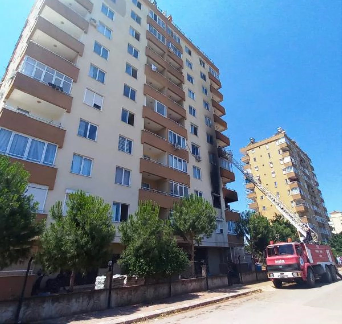 Antalya\'da 11 katlı binada yangın; mahsur kalanlar kurtarıldı