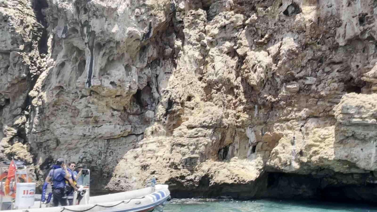 Antalya\'da falezlerde nefes kesen kedi kurtarma operasyonu