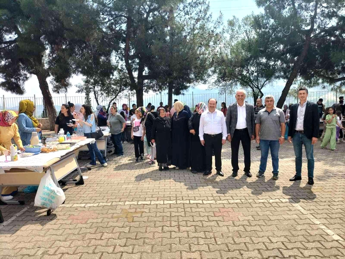 Başkan Yaman okulda açılan hayır panayırına katıldı