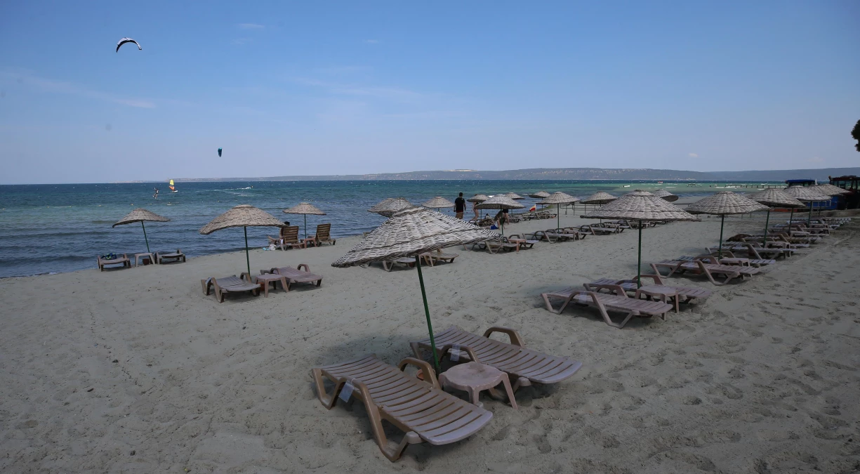 Çanakkale\'deki Güzelyalı Halk Plajı\'na mavi bayrak asıldı