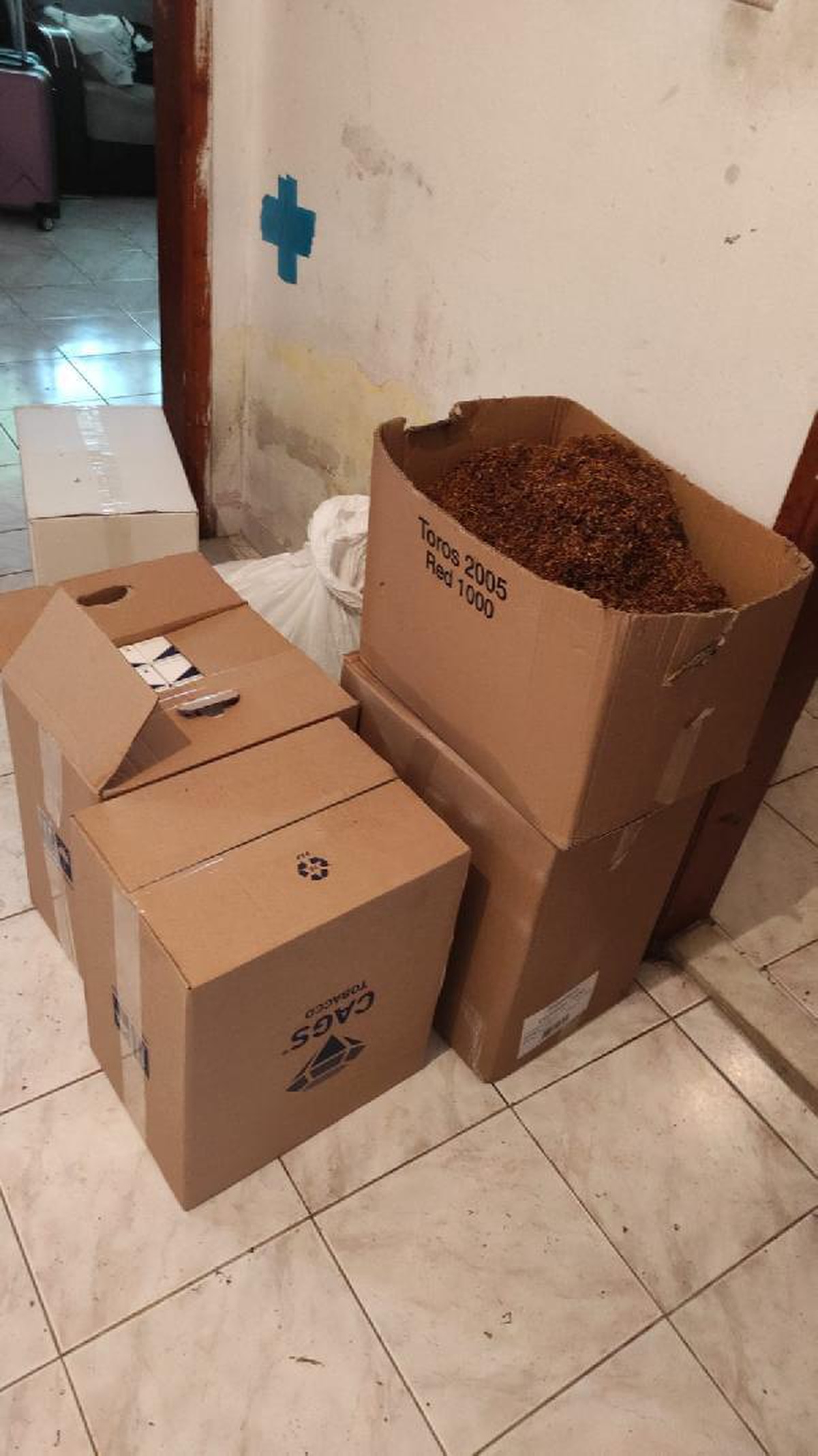 Çekmeköy\'de kaçak sigara üretilen tütün deposuna baskın