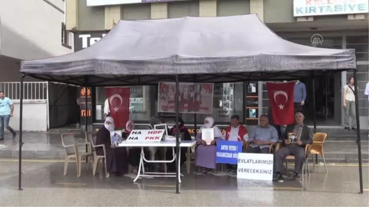 Çocukları PKK\'lı teröristlerce kaçırılan aileler HDP önündeki eylemlerini sürdürdü