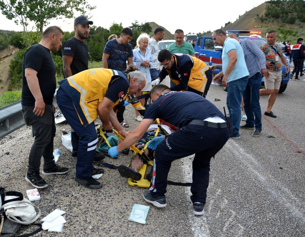 Denizli\'den Antalya\'ya giden tur midibüsü devrildi: 1 ölü, 22 yaralı