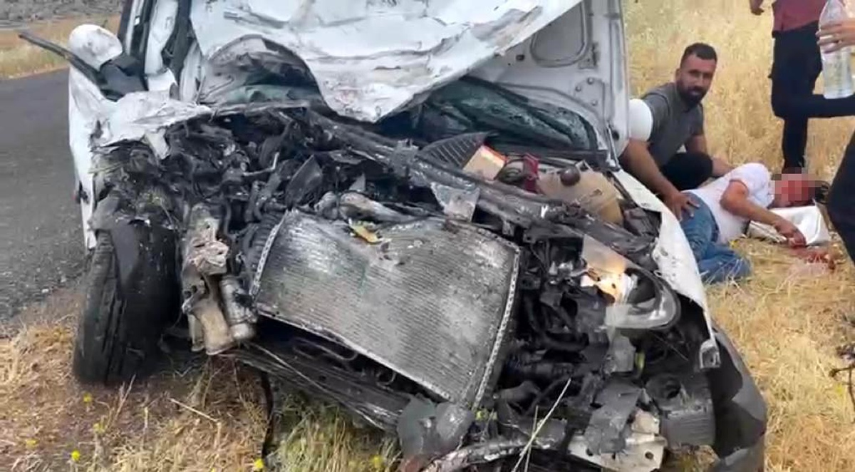 Diyarbakır\'da tır ile otomobil çarpıştı: 1 yaralı