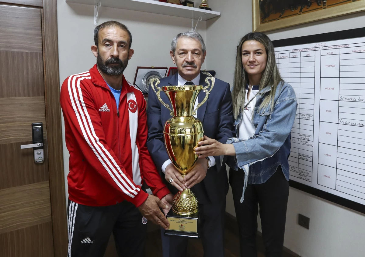 Dünya şampiyonu boksör Hatice Akbaş, Eyüp Gözgeç\'i ziyaret etti