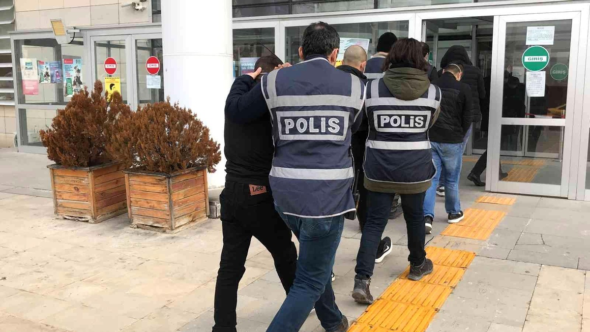 Elazığ\'da 38 yıl 8 ay kesinleşmiş hapis cezası bulunan 7 şüpheli tutuklandı