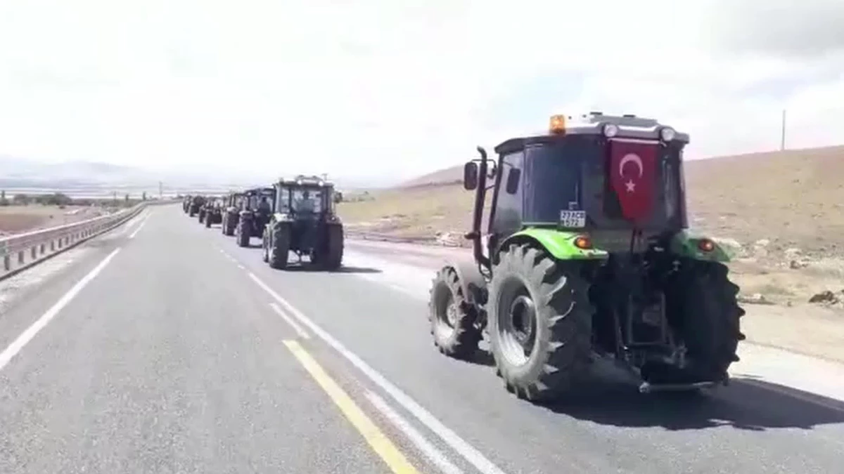 Elazığ\'da Sulamada Kullandıkları Elektriğin Faturası Yüksek Gelen Çiftçiler, Traktörleri ile Eylem Yaptı: "Biz Orada Fabrika İşletmiyoruz"