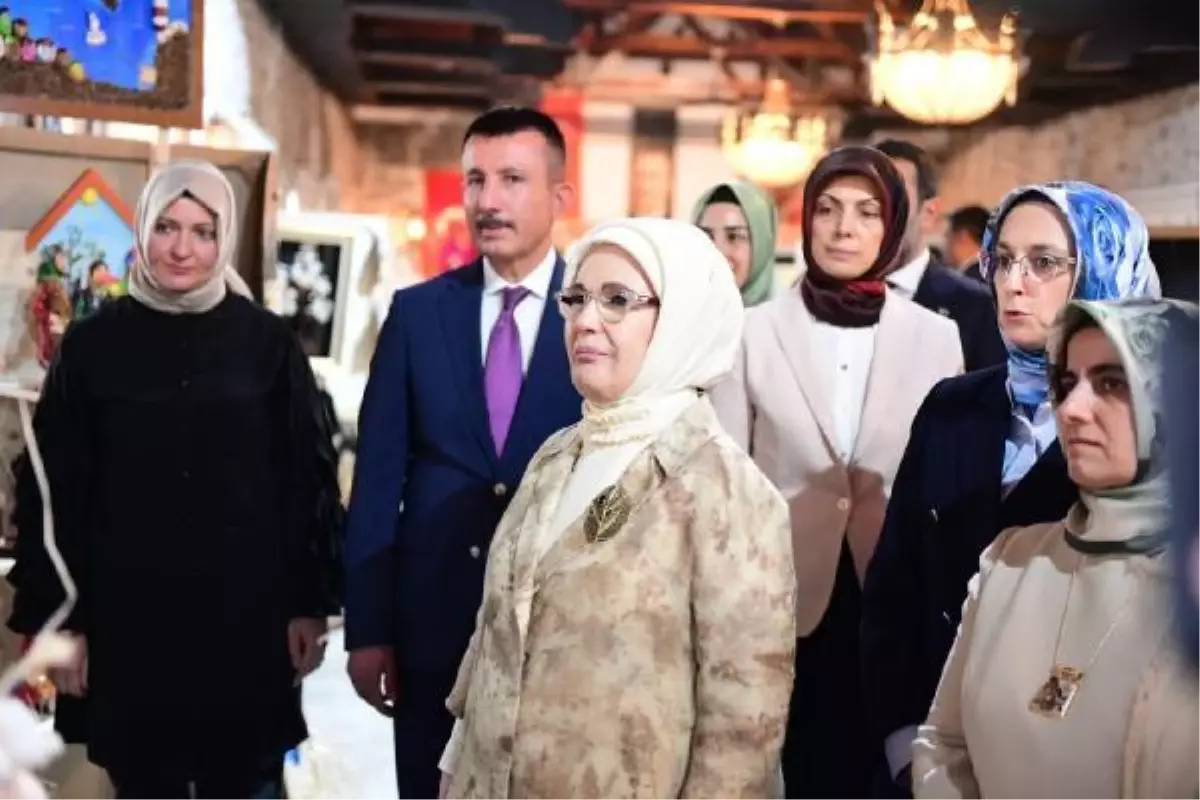 Emine Erdoğan, tarihi Ankara Kalesi\'nde açılan "Ekolojik Sanat" sergisini ziyaret etti