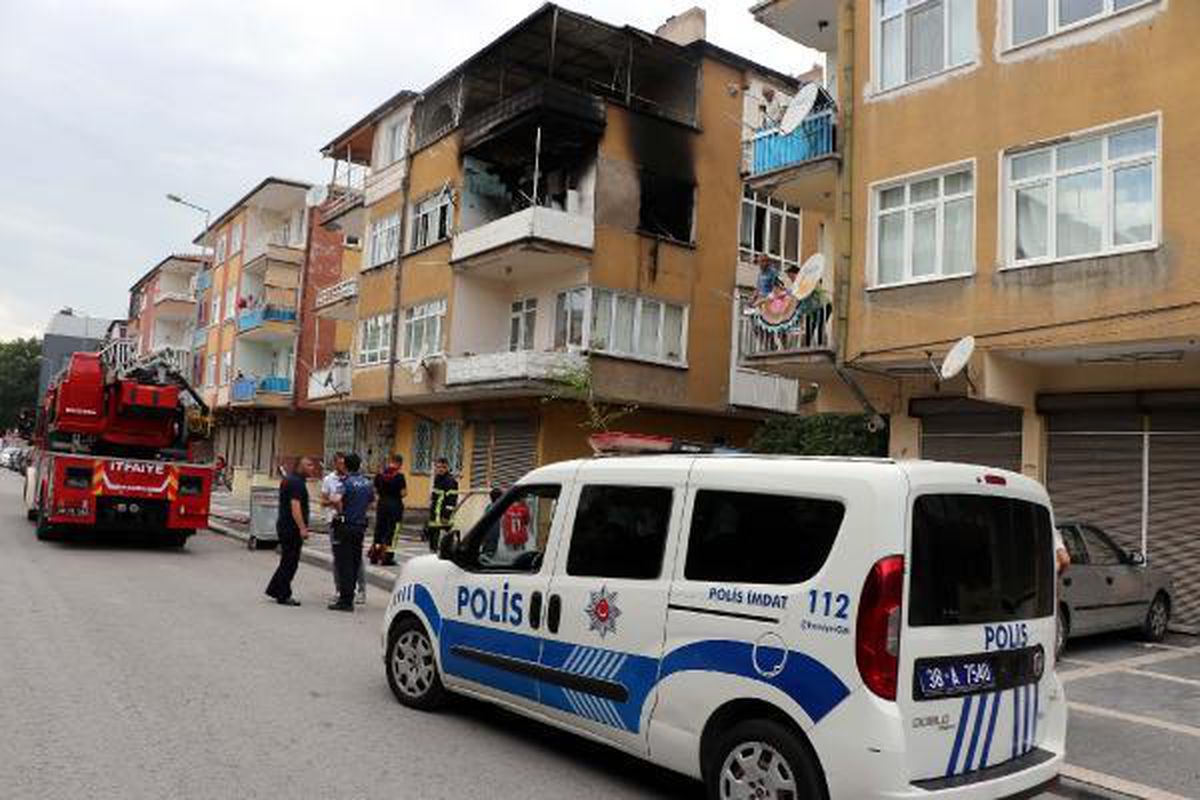 Ev sahibiyle tartışan 2 kardeş, oturdukları daireyi yaktı
