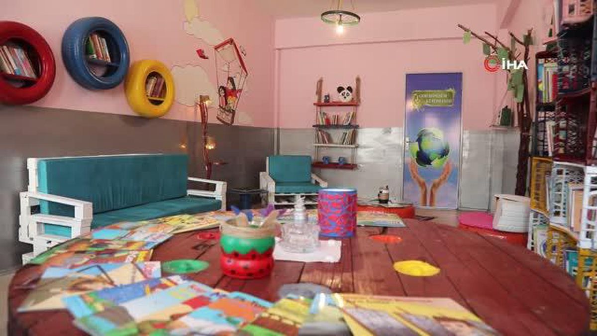 Hurda malzemelerden 'geri dönüşüm kütüphanesi' kurdular
