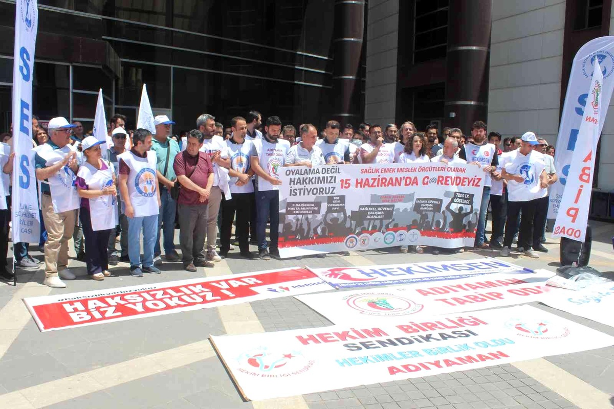İş bırakan hekimler basın açıklaması yaptı