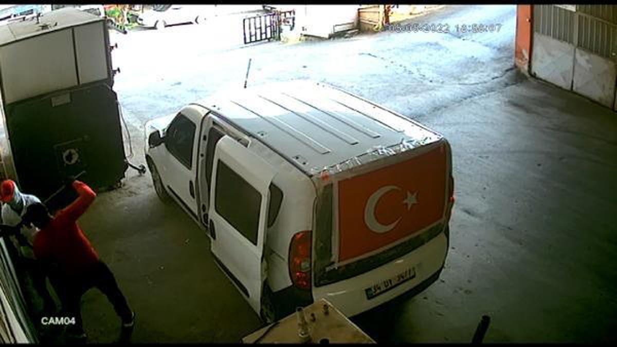 İş yerlerinden hırsızlık yapan şüpheliler kamerada