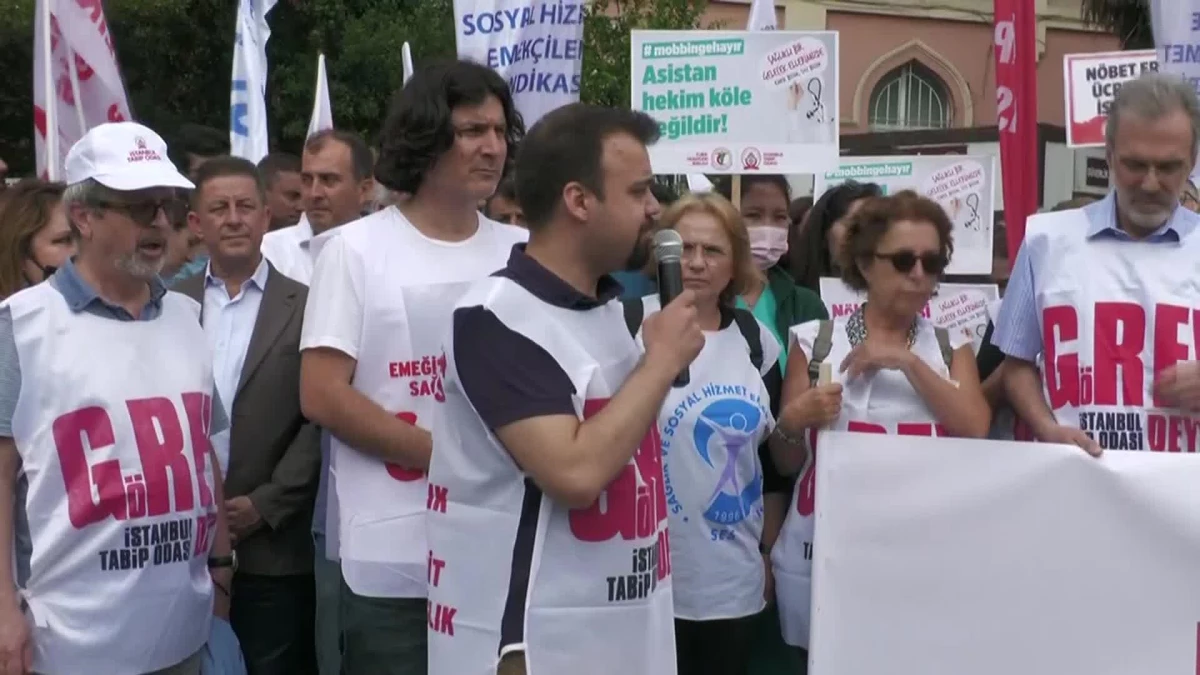 İstanbul\'da İş Bırakan Sağlıkçılar Çapa\'da Buluştu: "Oyalama Değil Hakkımız Olanı İstiyoruz"