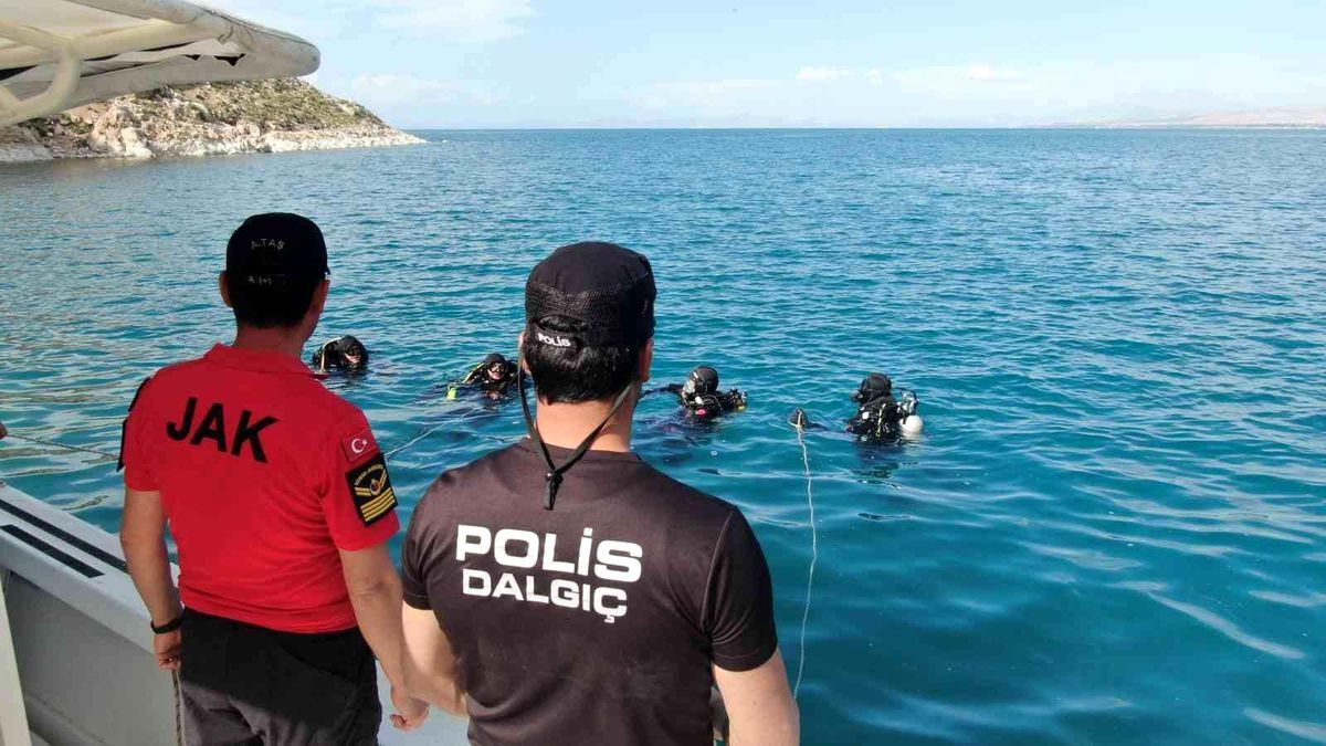 Jandarma ve emniyet Van Gölü\'nde omuz omuza görevde