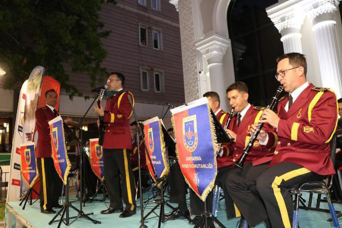 Jandarmanın bando takımı, Van'da halka konser verdi