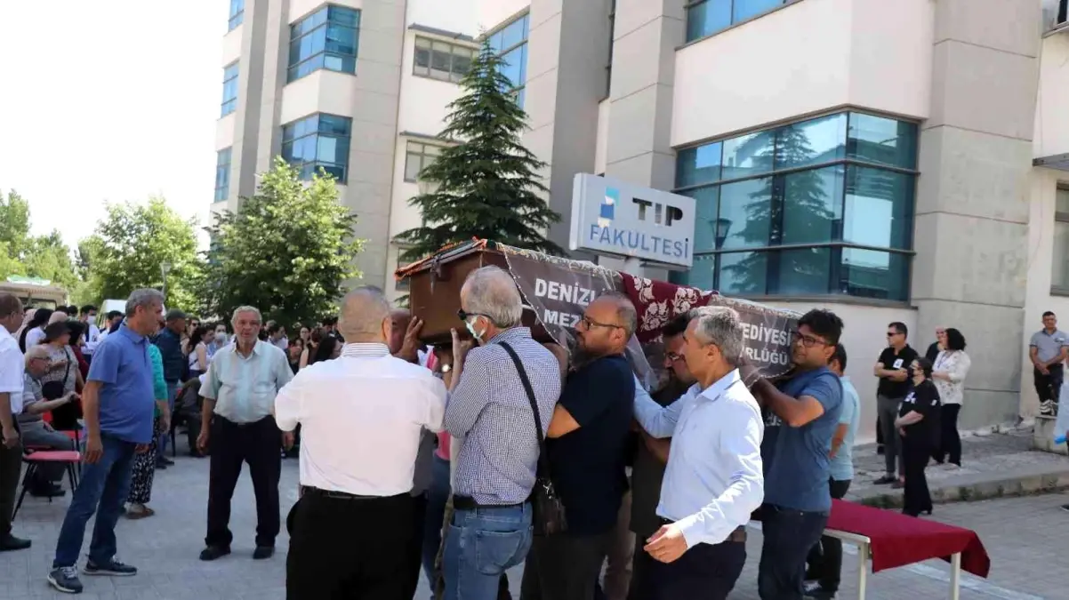 Evinde ölü olarak bulunan kadın doktor son yolculuğuna uğurlandı