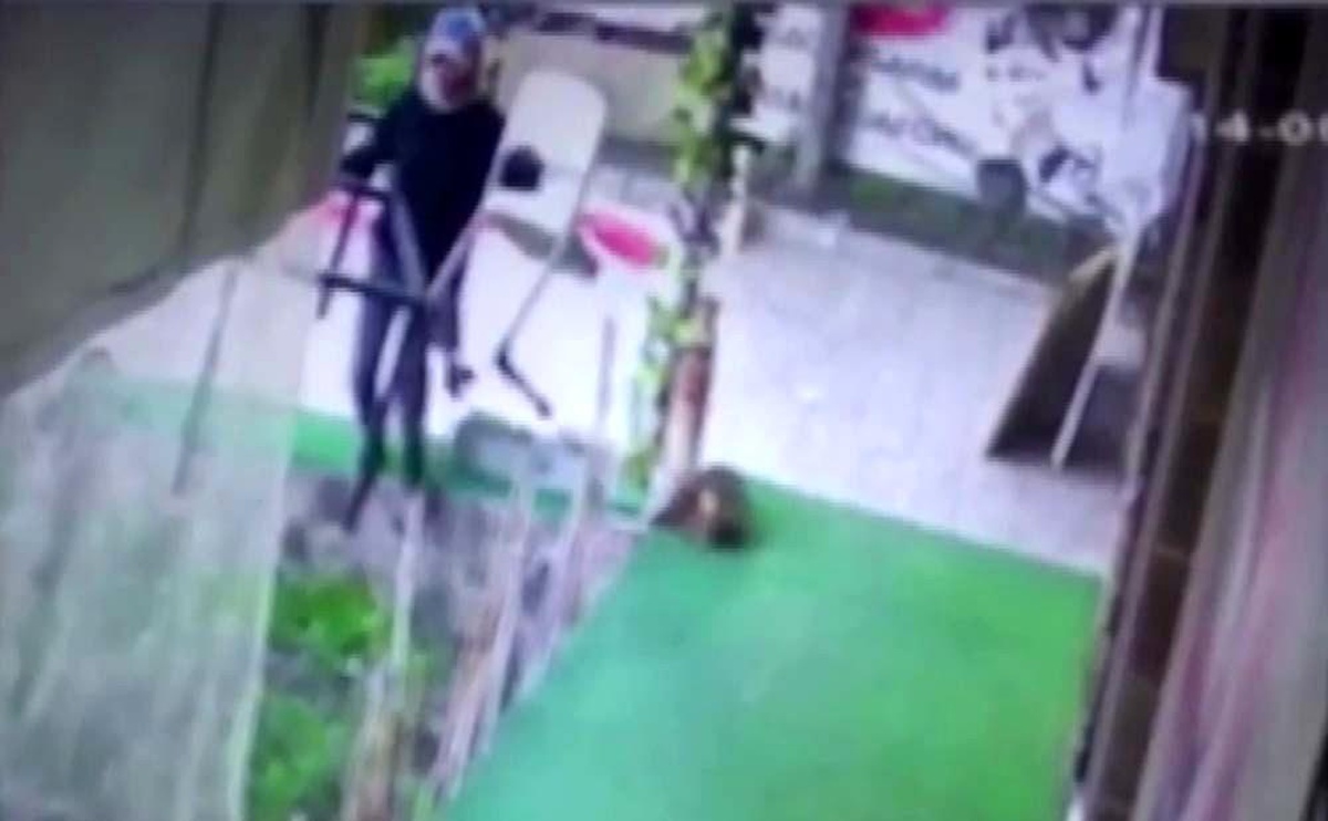Kadın kılığına girip hırsızlık yaptı; o anlar kameraya yansıdı