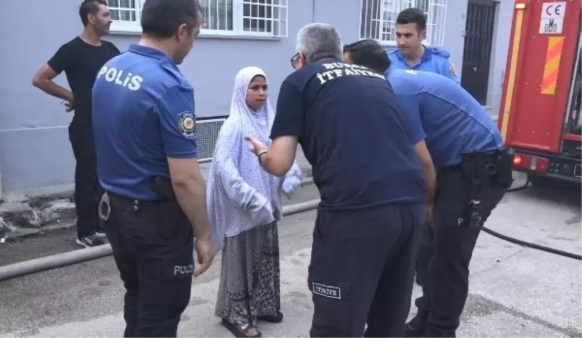 Kaldığı metruk evi ateşe verdi