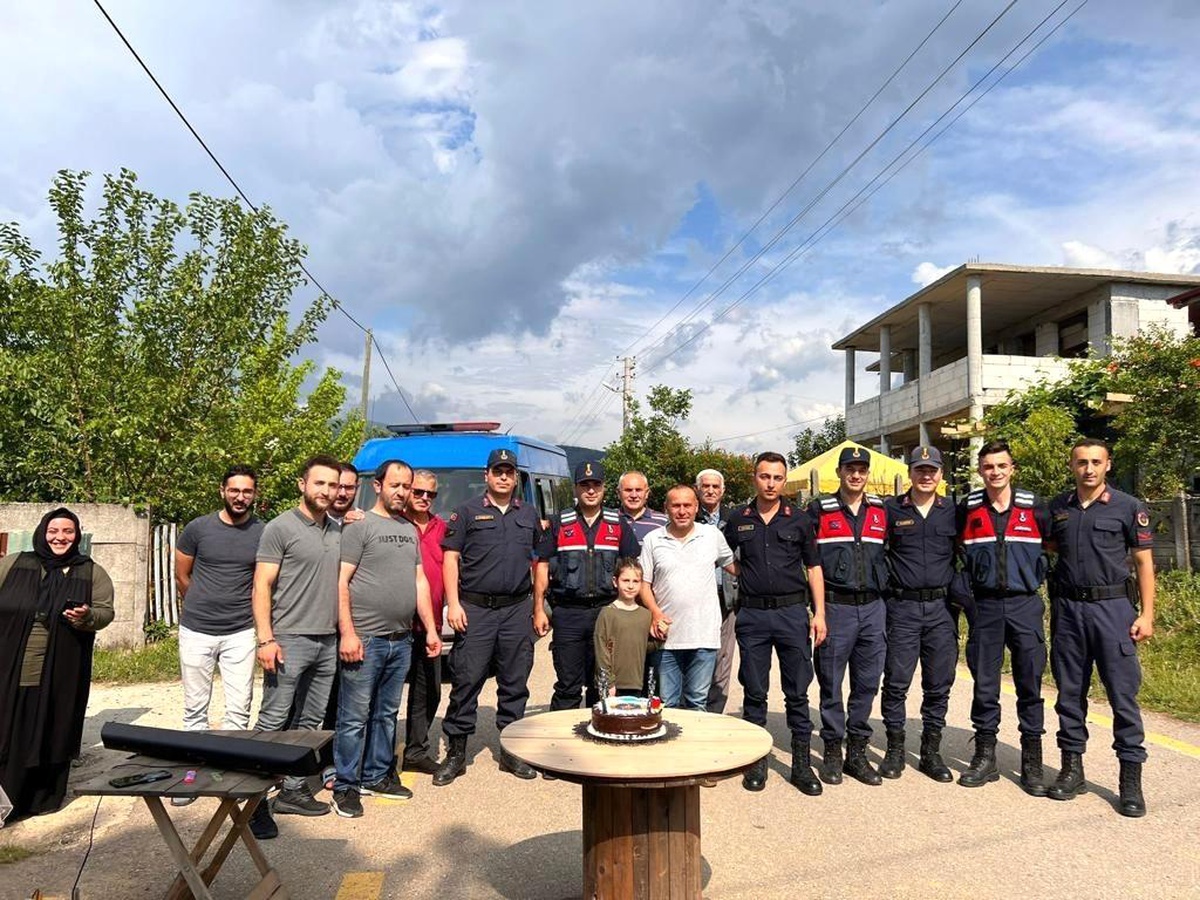 Kavga ihbarına giden jandarmaya pastalı sürpriz