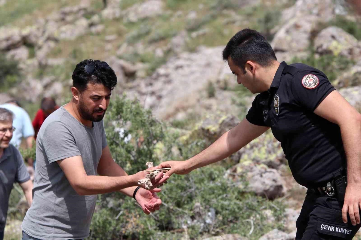 Emniyette cinayeti itiraf eden kişinin gösterdiği vadide onlarca kemik parçası buldu