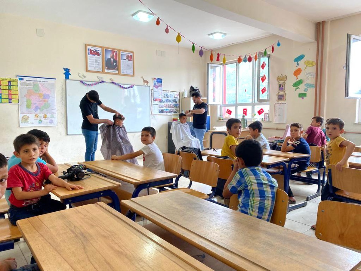 Kırsal mahallelerdeki çocukları tıraş ediyor