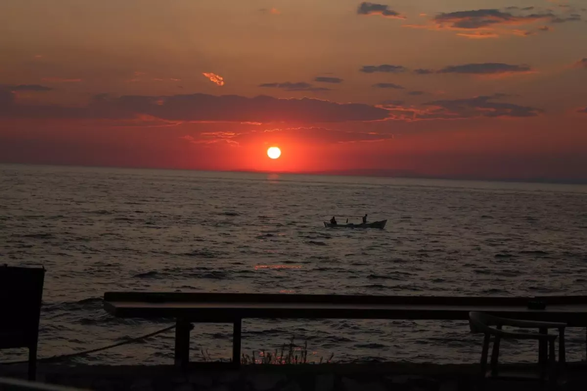 Kuşadası\'nda gün batımı mest ediyor