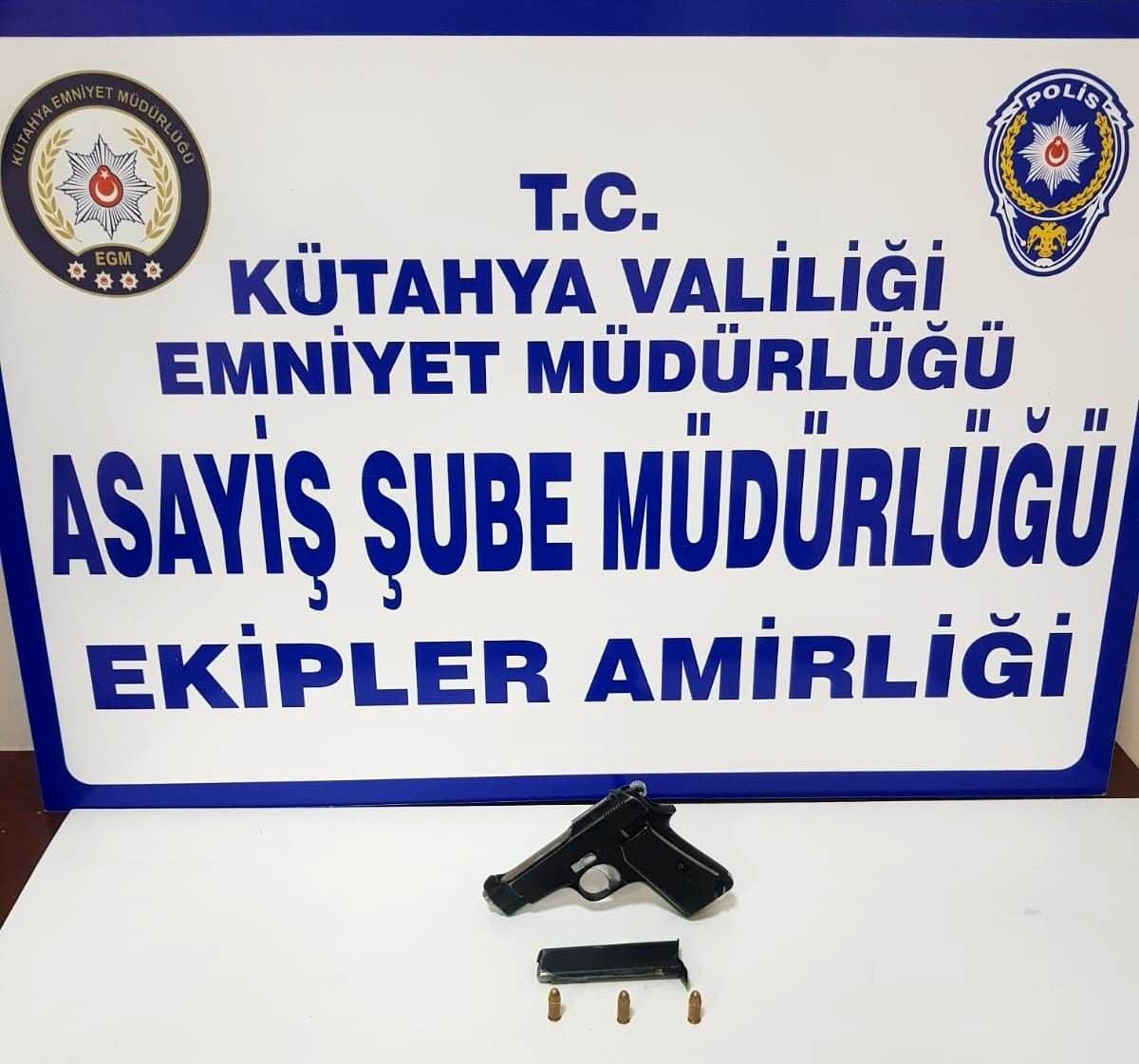 Kütahya\'da durdurulan araçlarda 2 ruhsatsız tabanca ele geçirildi