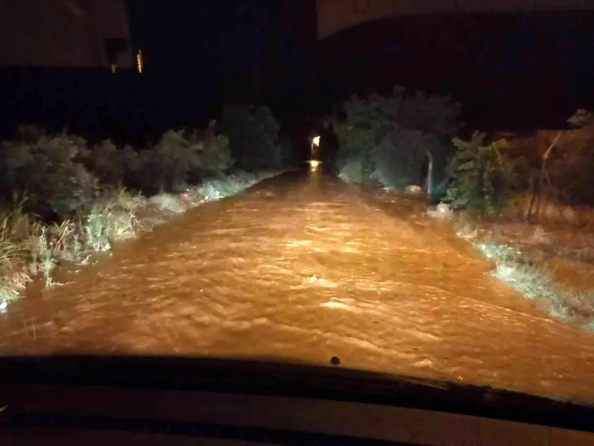 Manisa\'da heyelan yolu trafiğe kapattı