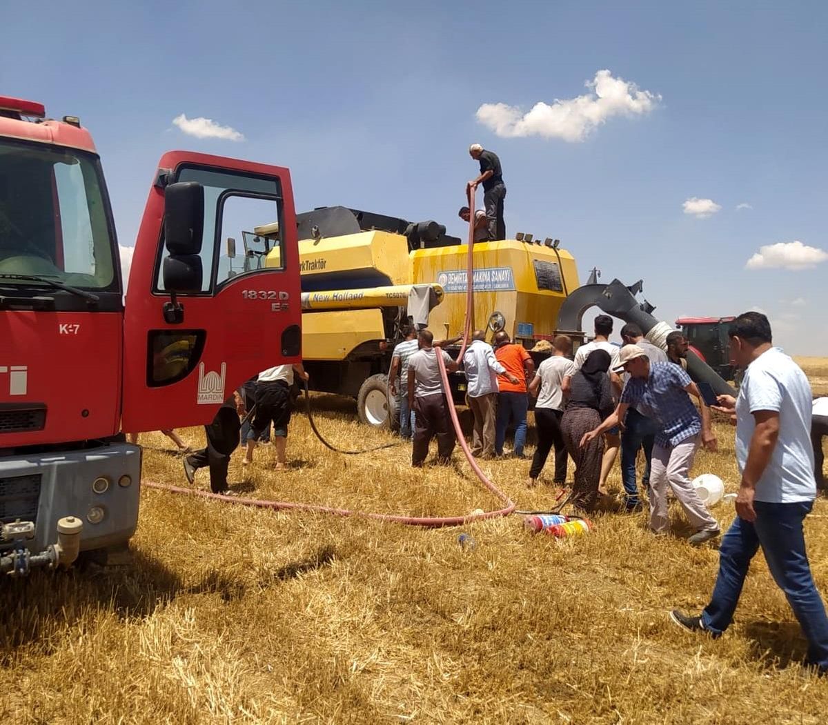 Mardin\'de tarlada çalışan biçerdöverden yangın çıktı