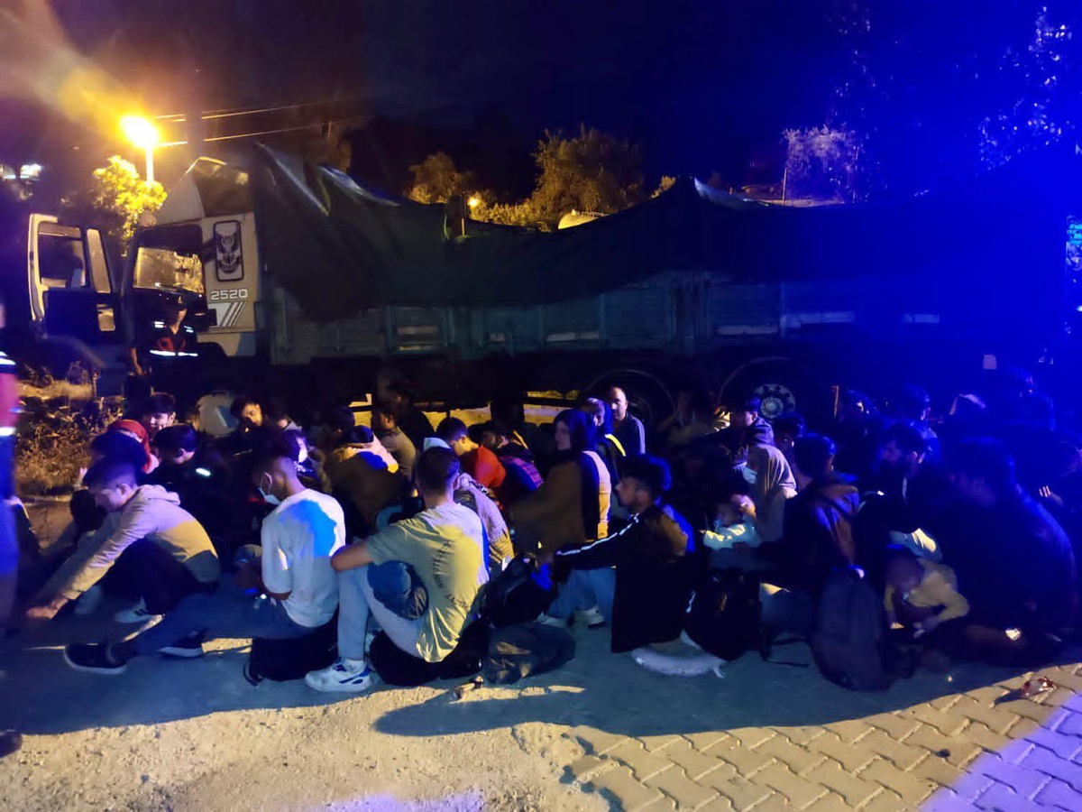 Muğla\'da kamyon kasasında 96 düzensiz göçmen yakalandı