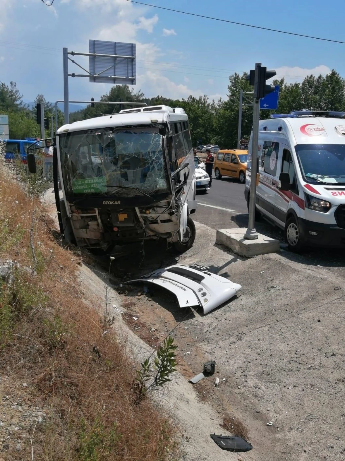 Muğla\'da yolcu otobüsü ile tırın çarpıştığı kazada 3 kişi yaralandı
