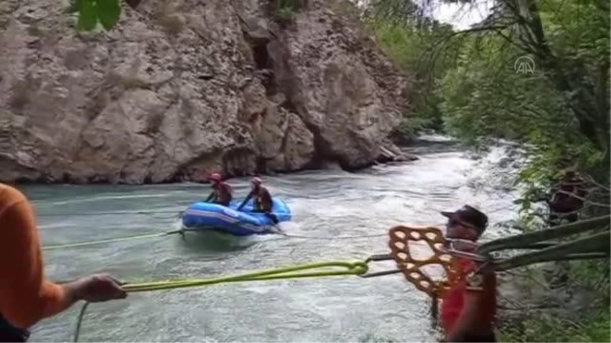 Müküs Çayı\'nda kaybolan hemşire rafting botlarıyla aranıyor