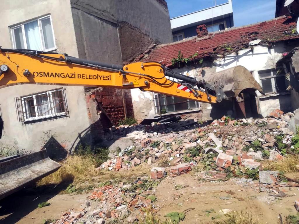 Osmangazi\'de tehlike arz eden metruk binalar yıkıldı
