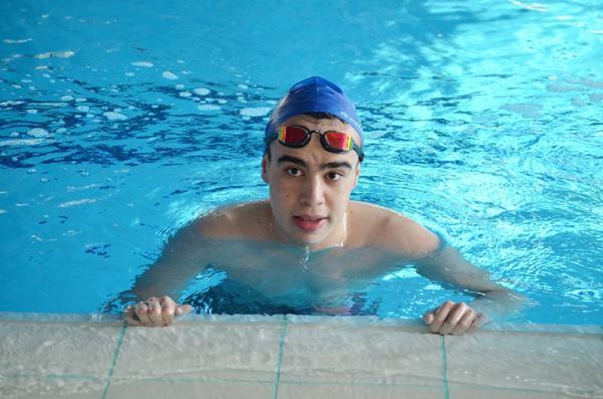 Otizmli Enes\'in hayatı, yüzme sporu sayesinde değişti