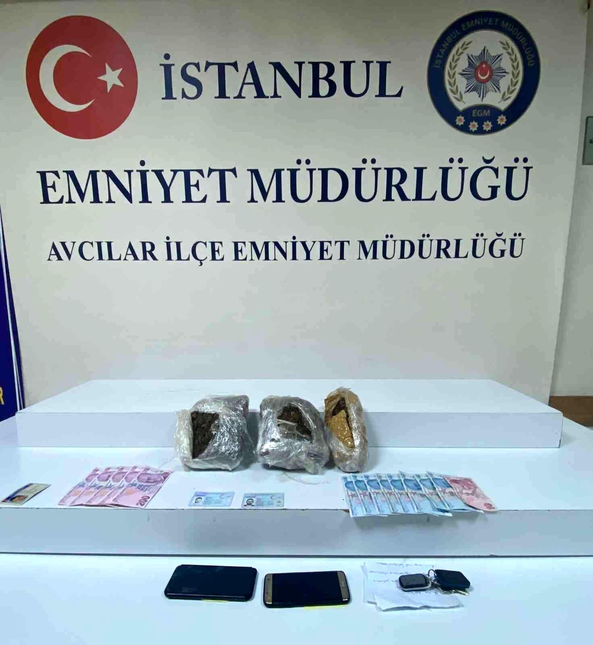 Otomobil bagajı uyuşturucu zulası çıktı