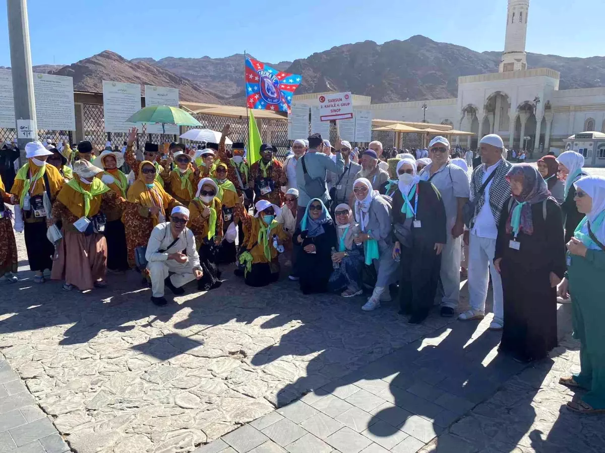 Samsun ve Sinoplu hacı adayları Uhud Şehitliği\'nde dua etti