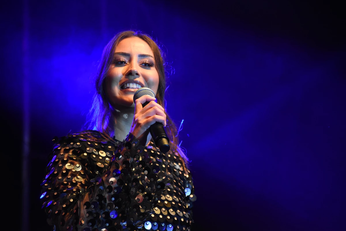 Şarkıcı Hande Ünsal, Bilecik\'te konser verdi