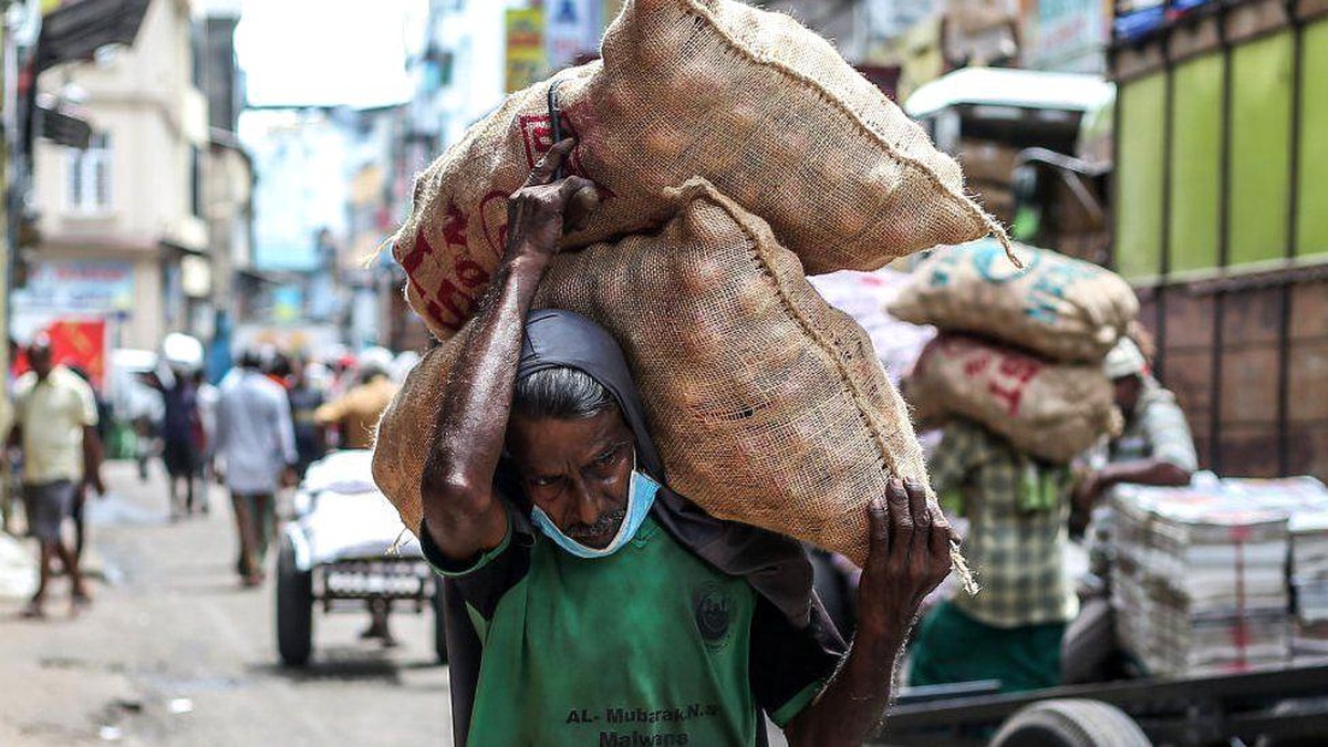 Sri Lanka\'da yakıt ve gıda sıkıntısı nedeniyle haftada dört gün mesaiye geçildi
