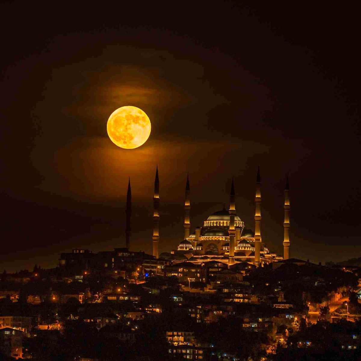 Süper Ay\'ın Çamlıca Camii ile buluşması görsel şölen yaşattı