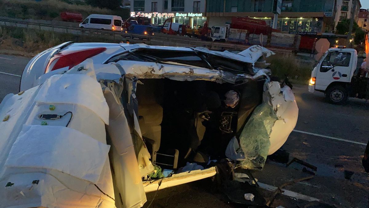 Tekirdağ\'da tırla çarpışan otomobildeki 1 kişi öldü, 3 kişi yaralandı