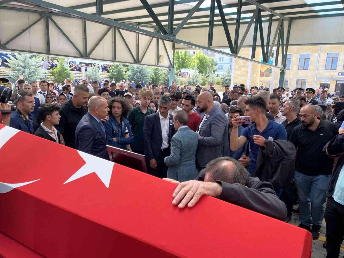 Trafik kazasında yaralanan ve hastanede şehit olan asker toprağa verildi