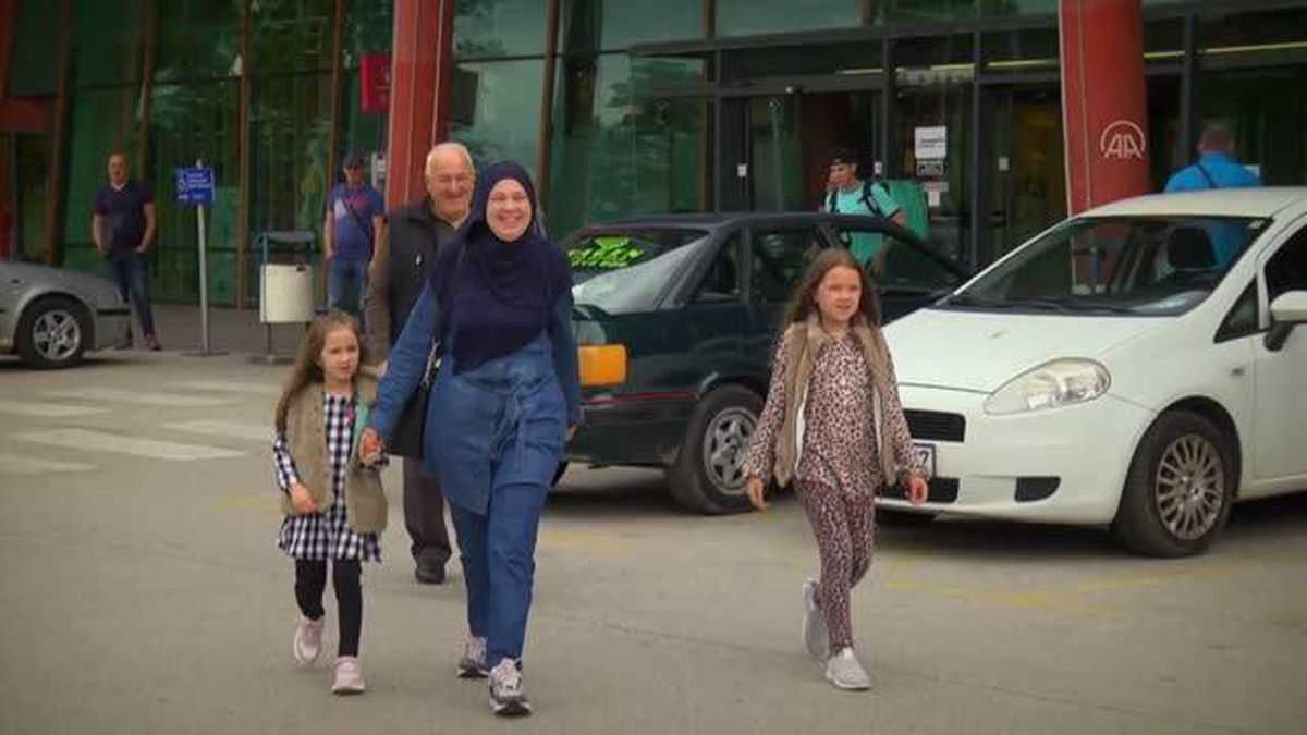 Türk doktor, Bosna Savaşı'nda ameliyat ettiği Boşnak kızla 27 yıl sonra buluştu