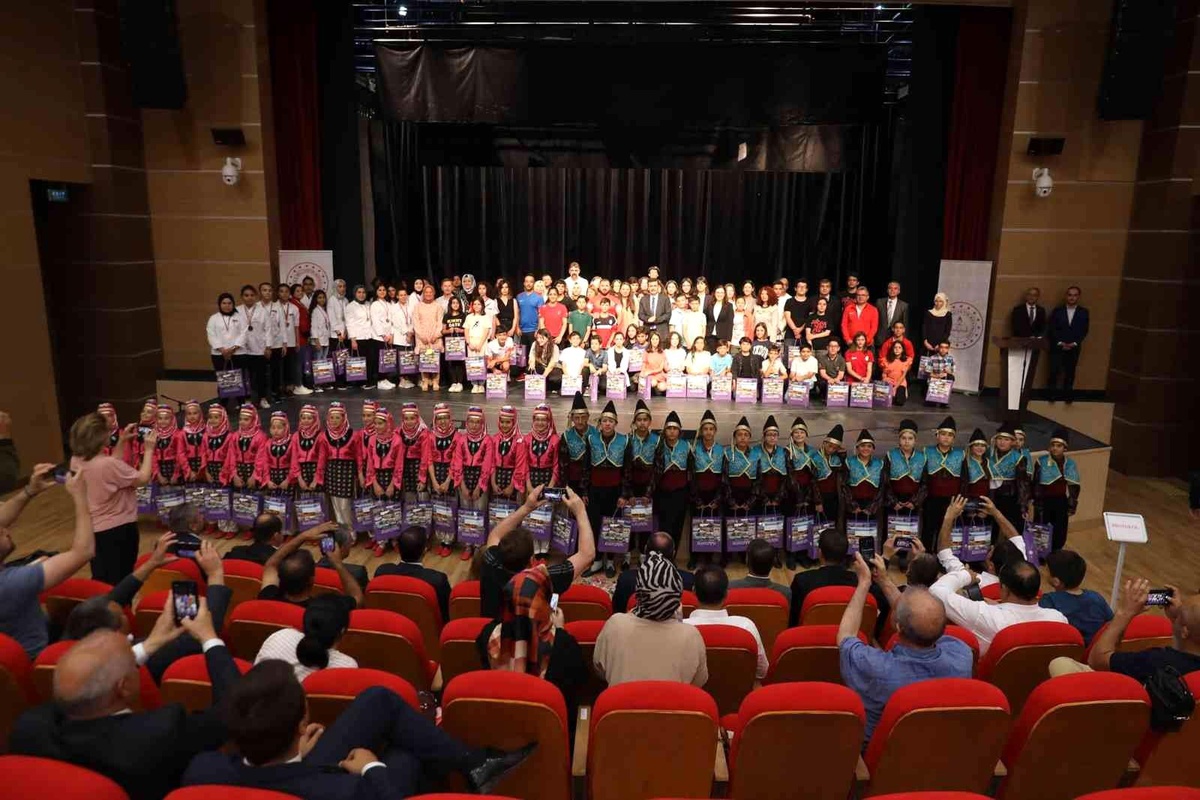 Vali Arslantaş şampiyonları ödüllendirdi