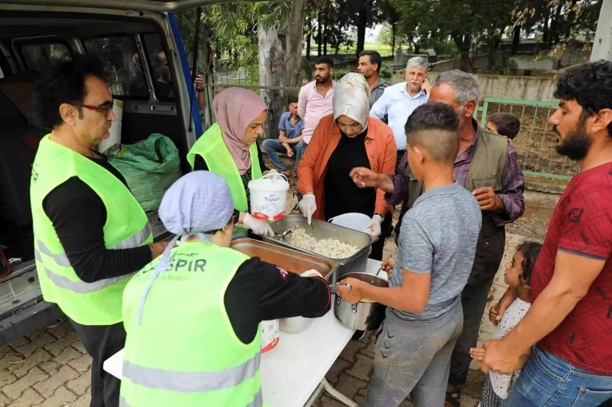 Yağmurun vurduğu tarım işçilerine belediye sahip çıktı