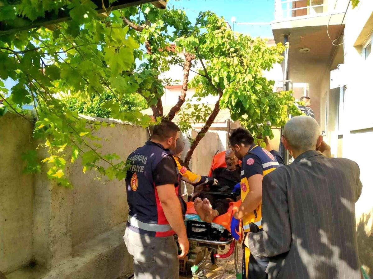 Yangında evde mahsur kalan yaşlı adamı itfaiye kurtardı