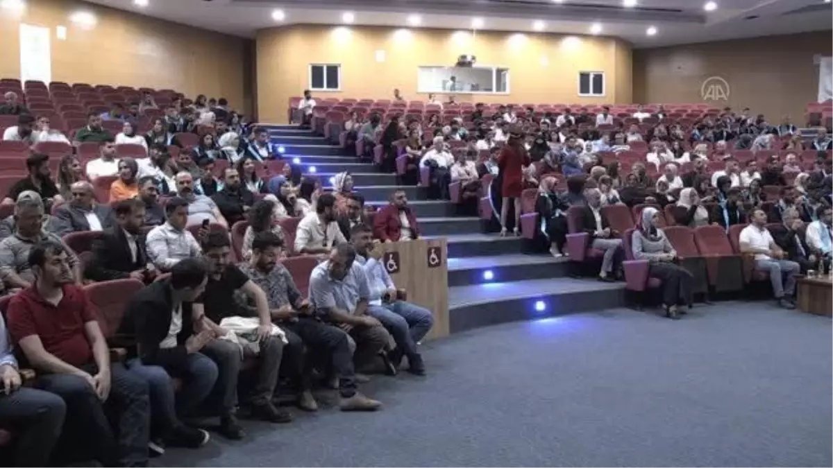 Yıllar sonra girdiği üniversiteden birincilikle mezun oldu