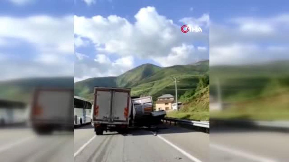 Zincirleme trafik kazası sonrası araçlar tanınmayacak hale geldi: 1 ölü, 4 ağır yaralı