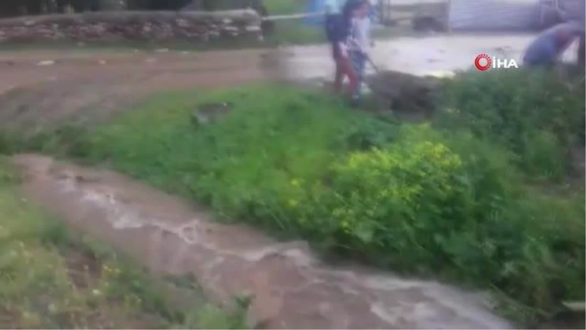 Ağrı\'da 2 köyü sel vurdu