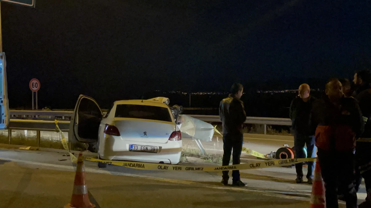 Ankara-Niğde Otoyolu\'nda bariyerlere çarpan otomobildeki 2 kişi öldü