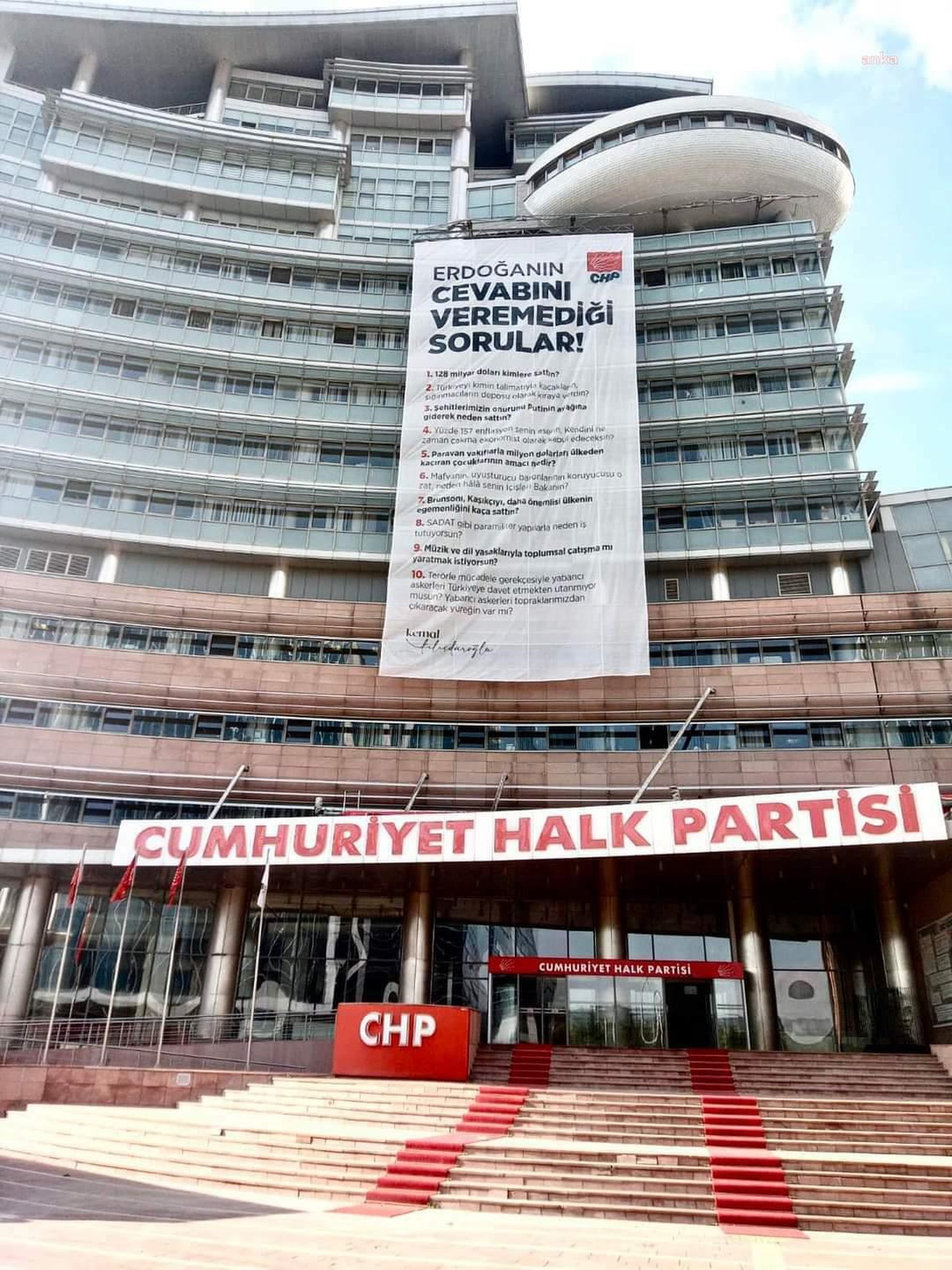 CHP Genel Merkezine "Erdoğan\'ın Cevap Vermediği Sorular" Pankartı Asıldı